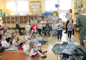 Starszaki wręczają pilotom laurki.