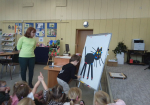 Tymon wiesza na tablicy ostatnie elementy kota.