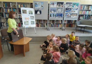 Pani Ilona soi i wita dzieci teatrzykiem kamishibai.