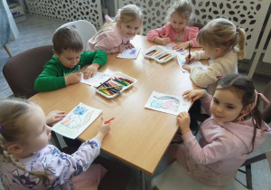 Dzieci ze „Słoneczek” tworzą ilustracje do opowiadania.