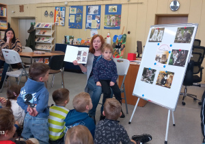 Pani Ilona opowiada dzieciom ciekawostki o kotach.