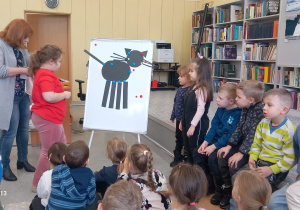 Maja układa kota z elementów.