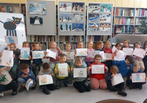 Dzieci prezentują swoje prace plastyczne.