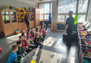 Pani Magda wita się z "Żabkami".