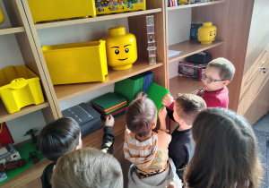 Dzieci wybierają płytki Lego pod budowę.