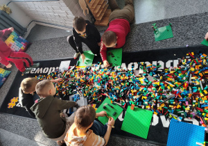 „Żabki” podczas budowania z klocków lego.