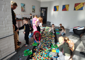 Dzieci tworzą wspaniałe budowle z klocków.