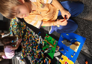 Maksym prezentuje swoją budowle.