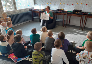 Pani Magda pokazuje dzieciom obrazki w książce.