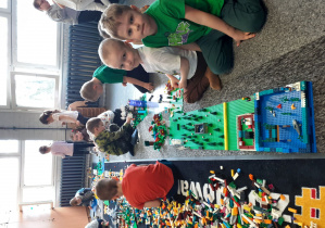 Piotruś, Olek i koledzy kończą swoje budowle.