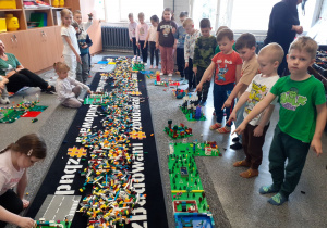 Dzieci wskazują swoje konstrukcje.