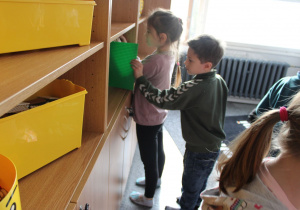 Wojtek i Anastazja wybierają płytki Lego pod budowę.