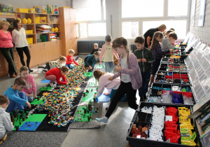 Dzieci z zaangażowaniem rozpoczęły pracę.