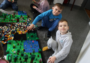 Armin i Kacper budują razem własną interpretację bajki.