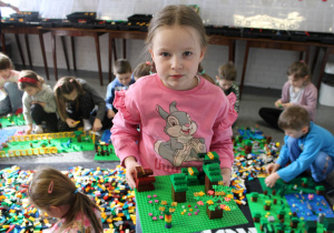 Michalinka odwzorowała najwierniej scenę z bajki: przedstawiła wilka i smoka z mamą w lesie.