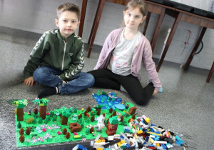 Anastazja i Wojtek prezentują swoją ciekawą pracę.