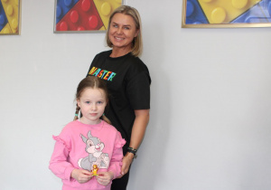 Pani Magda wyróżniła pracę Michalinki i wręczyła jej nagrodę.