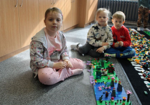 Kornelia, Łucja i Antek prezentują swoje prace.