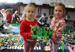 Ada i Hania zbudowały razem las z wilkiem.