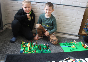 Jakub i Franek są zadowoleni ze wspólnej pracy.