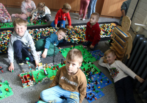 Kasjan, Julian, Antoś, Leon i Jakub wspólnie zabudowali wielką przestrzeń.