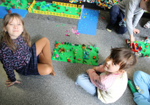 Oliwka i Emilka obok swojej budowli.