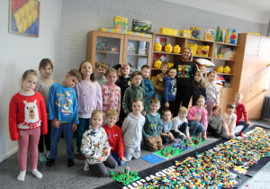 Wspólne zdjęcie konstruktorów z LEGO z Panią Magdą.