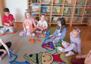 Krasnoludki stukają rytmicznie patyczkami o podłogę.