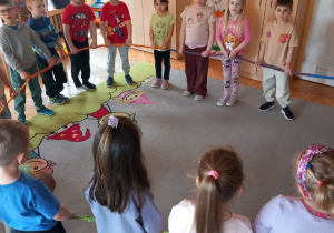 Dzieci trzymają gumę sensoryczną.