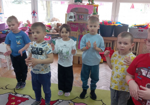 Przedszkolaki klaszczą do rytmu.