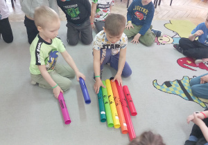 Olek i Nataniel układają Bum bum rurki.