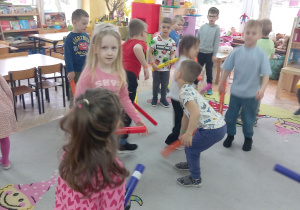 Przedszkolaki tańczą z Bum rurkami.