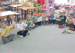 Krasnoludki obracają rytmicznie rurkami.