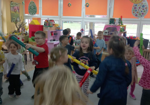Przedszkolaki podskakują do rytmu z Bum bum rurkami.