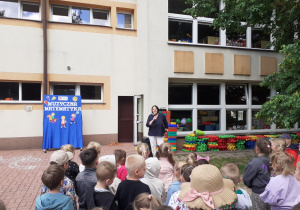 Pani Halina wita dzieci i zaprasza do wspólnych zabaw.