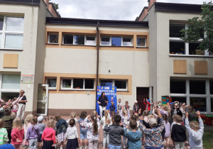 Pani Halinka pokazuje ruchy do zabawy.