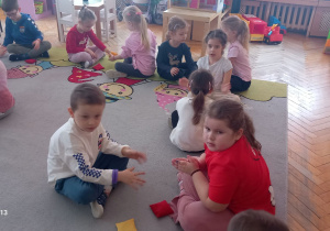 Staś i Maja przyglądają się jak wykonać polecenie nauczyciela.