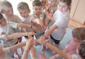 „ Krasnoludki” prezentują lewą rękę z założoną frotką.