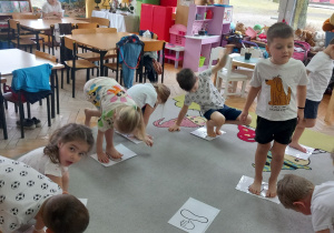 Przedszkolaki wykonują zadania zaproponowane przez nauczyciela.