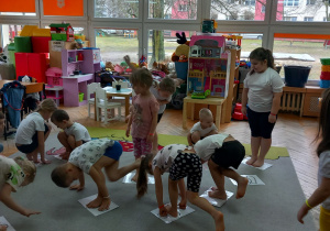 Dzieci podczas zabawy ruchowej.