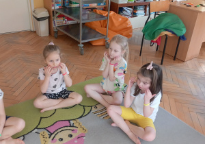 Dziewczynki dotykają paluszkami policzki z jednoczesnym liczeniem.