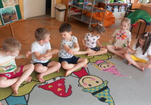 Dzieci wykonują polecenia zabawy matematycznej.