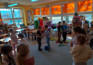 „Krasnoludki” stoją w parach, wykonują zadanie do liczby oczek na kostce.