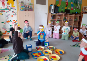 Olek i Oliwier pokazują figury dobrane wg kodu na kostkach.