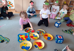 Maja i Inga odnajdują wśród figur koło zgodnie ze wzorem na 2 kostkach.