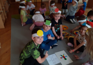 Krasnoludki w zespołach układają obrazki z figur.