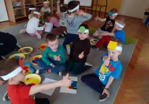 Zespół Nikosia, Stasia, Olka i Oliwiera zakończył układanie zamku z figur.