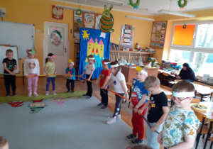 Grupa Krasnoludków trzyma gumę sensoryczną, formując z niej figurę.