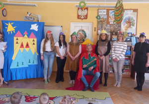 Aktorzy występujący w inscenizacji wiersza „„Trójkątna bajka”.