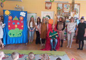 Scenografia wiersza jest w kształcie koła.